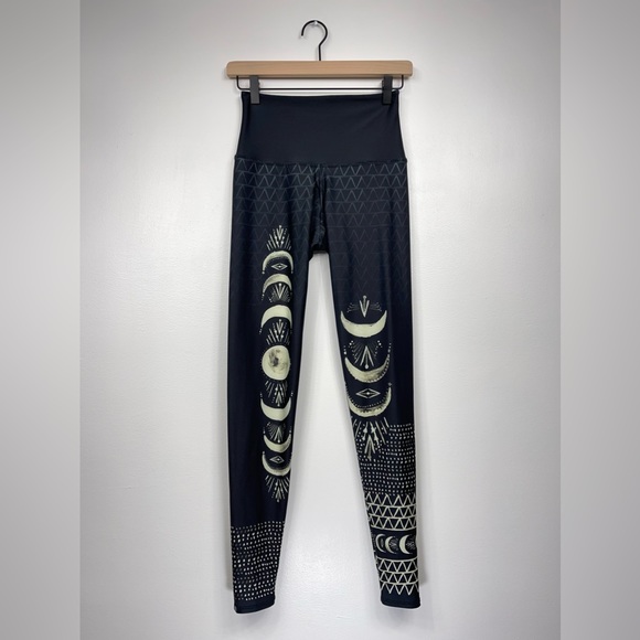 Onzie Las Lunas High Waisted Leggings Black Cream Moon Phases - Picture 4 of 13